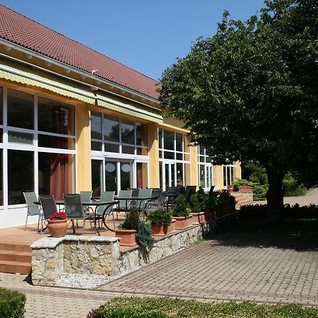 Park Hotel Es Rendezveny Centrum Bábolna Exterior foto