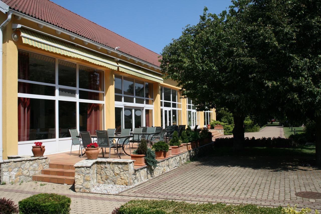 Park Hotel Es Rendezveny Centrum Bábolna Exterior foto
