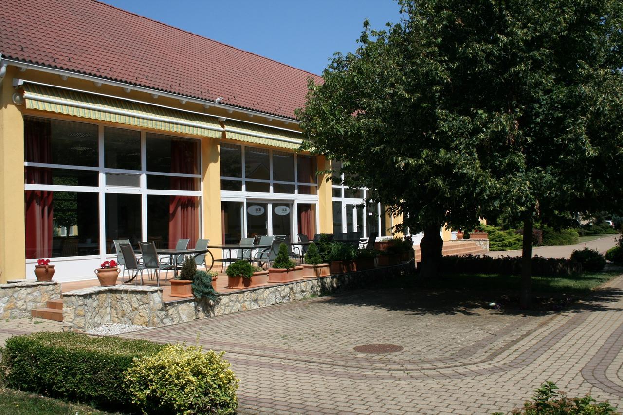 Park Hotel Es Rendezveny Centrum Bábolna Exterior foto